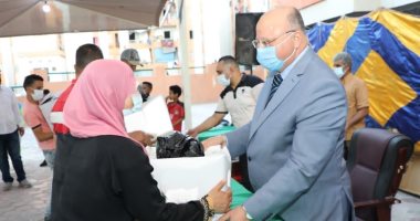 محافظ القاهرة يوزع اللحوم على الأسر والمرأة المعيلة بحى الأسمرات.. صور