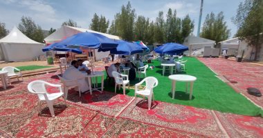 حجاج بيت الله الحرام من الجمعيات الأهلية يقفون على جبل عرفات.. صور