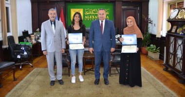 رئيس جامعة الإسكندرية يكرم طالبتين لتميزهما فى المحافل الدولية