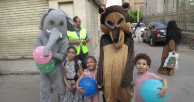 شباب الكنيسة المرقسية ببنى سويف يوزعون الهدايا على الأطفال بأول أيام العيد