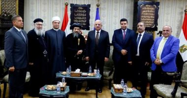 محافظ السويس يستقبل أبناء المحافظة لتبادل التهانى بعيد الأضحى.. صور