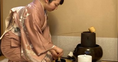 معرض يابانى يتيح لزواره شرب الشاى فى أوعية قديمة سعرها 25 ألف دولار