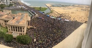 أزمة سريلانكا تتفاقم.. محتجون يقتحمون مقر إقامة الرئيس بسبب الوقود والأوضاع الاقتصادية.. وأنباء عن فراره خارج البلاد.. وقادة الحزب الحاكم يطالبونه بالاستقالة..ورئيس الوزراء يدعو لاجتماع حكومي طارئ.. فيديو