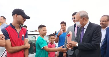 محافظ القليوبية يتبادل التهاني مع المواطنين ويوزع الورود على الأطفال.. لايف