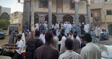 العيد فرحة.. أهالي قنا يتبادلون التهاني بعد أداء صلاة عيد الأضحى.. لايف وصور