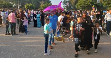 ألعاب وفيشار وبالونات.. المواطنون يحتفلون بالعيد بشراء هدايا الأطفال بالغربية