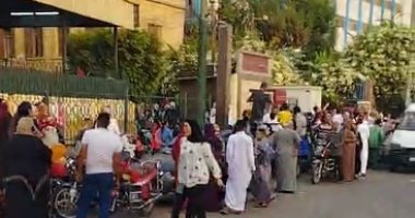 الأهالى يتبادلون تهانى العيد.. والبالونات تزين أيادى الأطفال فى المنيا.. لايف