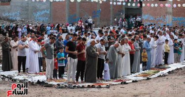 المئات يؤدون صلاة العيد بالبحيرة.. والبلالين ترسم البهجة على وجه الأطفال "صور"