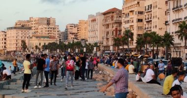 مواطنو الإسكندرية يحتفلون بعيد الأضحى على طريق الكورنيش.. فيديو