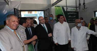 محافظ بنى سويف يشهد أعمال ذبح الأضاحى بمجزر أهناسيا بأول أيام عيد الأضحى.. صور