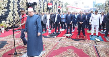 محافظ الجيزة يؤدى صلاة عيد الأضحى بساحة مسجد مصطفى محمود.. صور