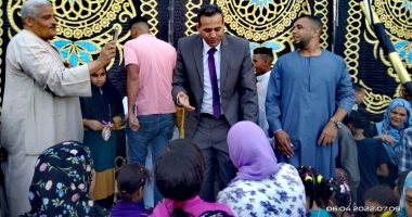 رئيس مدينة الأقصر يوزع الحلوى على الأهالى فى ميدان أبو الحجاج عقب صلاة العيد