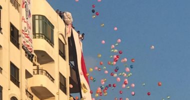 مشاهد جميلة فى شوارع المحروسة.. قرية بالدقهلية تنظم طابورا طوله 2 كيلو للتهنئة بعيد الأضحى.. "الشعرية باللبن" تجمع القبائل العربية على مائدة الإفطار بأسوان.. و"شلالات البالونات" وتوزيع هدايا فى بورسعيد.. فيديو