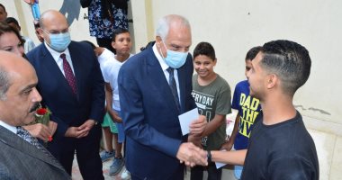 محافظ الجيزة يتفقد دور الأيتام والمسنين والمرضى ويقدم لهم الهدايا.. صور
