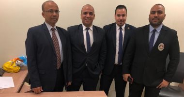 ضبط راكبين بمطار القاهرة حاولا تهريب أدوية وهواتف محمولة.. صور