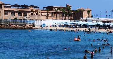 شواطئ الإسكندرية تستقبل المصيفين فى أول أيام عيد الأضحى.. صور