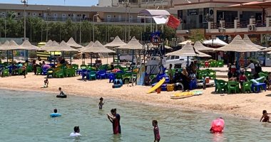 إقبال المواطنين على شواطئ البحر الأحمر فى ثانى أيام العيد.. شاطئ النادى الاجتماعى الأكثر إقبالا بالغردقة.. مدير النادى: علامات إرشادية وشمندورات بحرية لتحديد علامات السباحة والدفع بأكثر من 16 منقذا.. صور