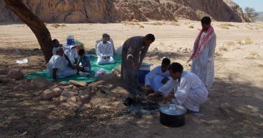 عيد الأضحى فى حلايب وشلاتين شكل تانى.. تجميع الأضاحى بمكان مخصص للذبح.. علامات برقاب الحيوانات لمعرفة مالكها.. أحد الشباب: "بنقسم اللحمة ونوزعها على الفقراء.. أبو عبيدة: ندخل إلى قلب الصحراء لإعطاء غير القادرين