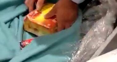 ضبط راكب بمطار القاهرة حاول تهريب أدوية وخيوط جراحية داخل عبوات شاى..صور   