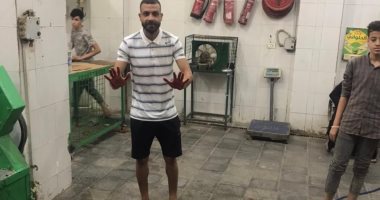 عمرو الحلوانى ينشر صورا من ذبح الأضحية احتفالا بالعيد