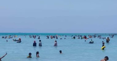 زحام على شواطئ رأس سدر بجنوب سيناء لقضاء إجازة العيد.. صور