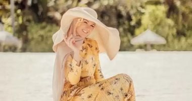 جددى إطلالتك فى العيد.. كيف ترتدين قبعة مع الحجاب عند الخروج فى الصباح؟