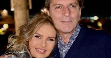يسرا تنشر صورتها مع زوجها من الساحل ردا على شائعات انفصالهما