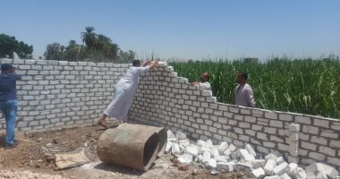 مدينة الطود تزيل 3 حالات تعدٍ على الأراضى الزراعية فى العيد.. صور