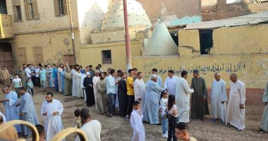 طقوس أهل قرية الرزيقات بالعيد "السلام والإفطار وتناول الشاى" مع الجميع.. صور