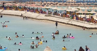 توافد المواطنين على شاطئ النادى الاجتماعى بالغردقة بثالث أيام عيد الأضحى