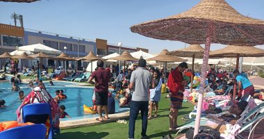 فرحة العيد بطعم المصيف.. قرى السويس ترفع شعار البهجة مع اكتمال الزوار.. لايف