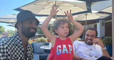 هشام عاشور ينشر صورته مع محمد صلاح وبرفقتهما طفل ويعلق: "مع 2 سوبر ستار"