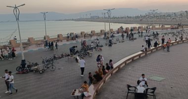كورنيش السويس منتهى الجمال.. شاهد توافد المواطنين للاحتفال بثالث أيام العيد