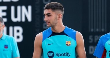 برشلونة يعلن إصابة فيران توريس خلال المعسكر التحضيري