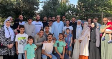 محمود حميدة فى صورة وسط عائلته.. ويعلق: العزوة حلوة الحمد لله