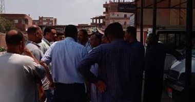 رئيس مدينة الشهداء بالمنوفية يطمئن على الالتزام بتعريفة الركوب بموقف السيارات