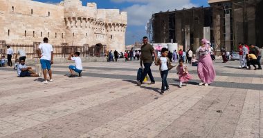 بحر وتاريخ وروايح إسكندرية.. قلعة قايتباى قبلة المحتفلين برابع أيام عيد الأضحى ..فيديو
