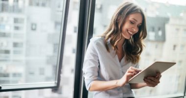بتتأخرى دايمًا على شغلك.. نصائح هتساعدك تروحى شغلك وأنت أنيقة فى وقت قصير