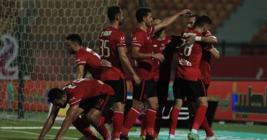 الأهلى يرفع حالة الطوارئ استعداداً لمواجهة الزمالك فى نهائى كأس مصر.. المارد الأحمر يدخل معسكرا مغلقا للتحضير للقمة.. فرض السرية على التدريبات.. سواريز يجرى تغييرات عديدة على التشكيل.. ويطالب بمصالحة الجماهير