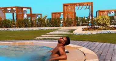 لحظة استرخاء وصفاء ذهن.. أبو جبل يستجم فى حمام السباحة