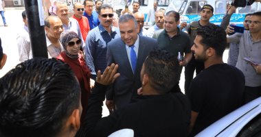 محافظ سوهاج يتفقد مواقف سيارات الأجرة لمتابعة الالتزام بتعريفة الركوب.. صور