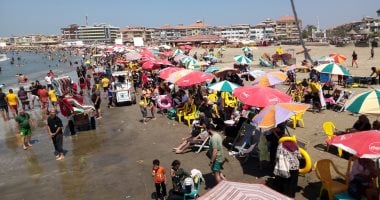 العيد فى رأس البر لسه ما خلصش.. شاهد البهجة والفرح على الشواطئ بأواخر الإجازة