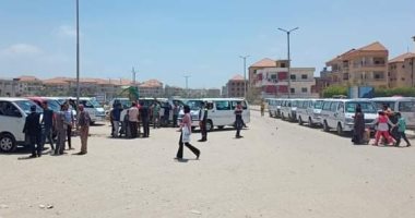 محافظ دمياط تتابع التزام السائقين بتطبيق التعريفة الجديدة بمواقف المحافظة