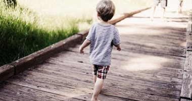عشان تعلميه يعتمد على نفسه.. إمتى تسيبى ابنك يخرج لوحده من غيرك؟