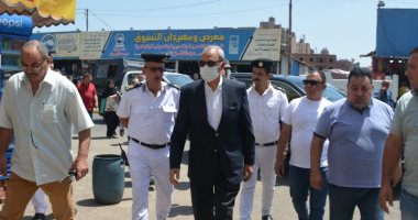محافظ القليوبية يتفقد محطات الوقود ومواقف السيارات لمتابعة تعريفة الركوب الجديدة