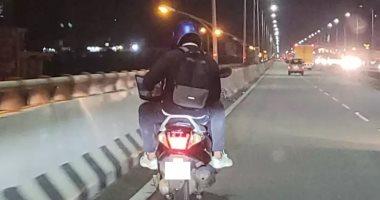 علشان يخلص التارجت.. شاهد شاب يعمل على "اللاب توب" أثناء قيادته دراجة بخارية 