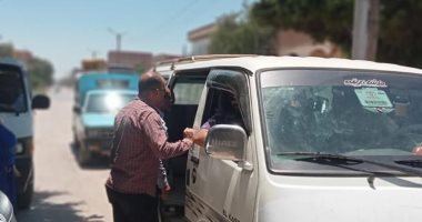 محافظ الفيوم يوقف 7 سيارات عن العمل وفرض غرامات مالية لزيادة تعريفة الأجرة