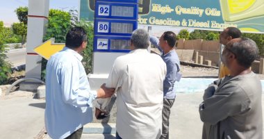 جولات على مواقف السيارات ومحطات الوقود بالأقصر لمتابعة التزام السائقين ..صور