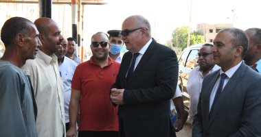 محافظ قنا يتفقد موقف السيارات ومحطات الوقود للتأكد من تطبيق التعريفة الجديدة