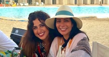 بقلب أحمر.. منى زكى وياسمين عبد العزيز فى أحدث ظهور لهما بالساحل الشمالى